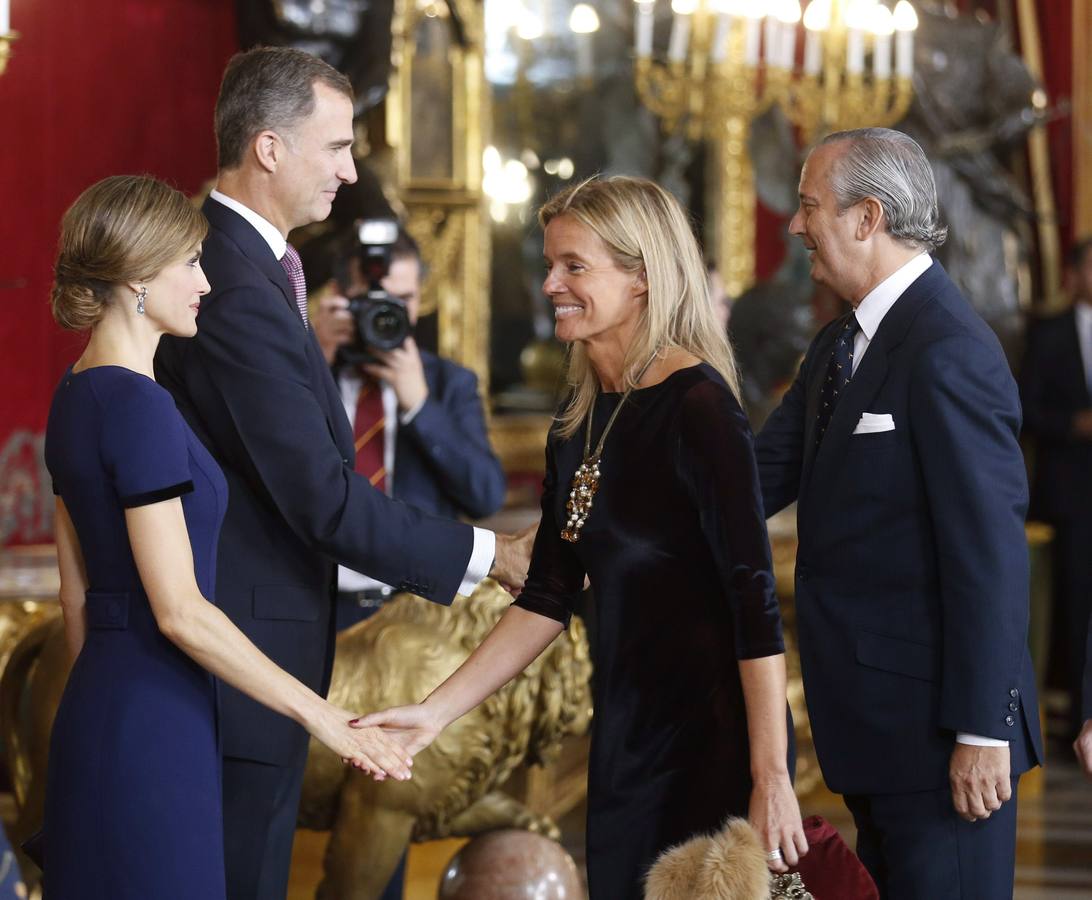 Los Reyes saludan al director general de la Guardia Civil, Arsenio Fernández de Mesa.