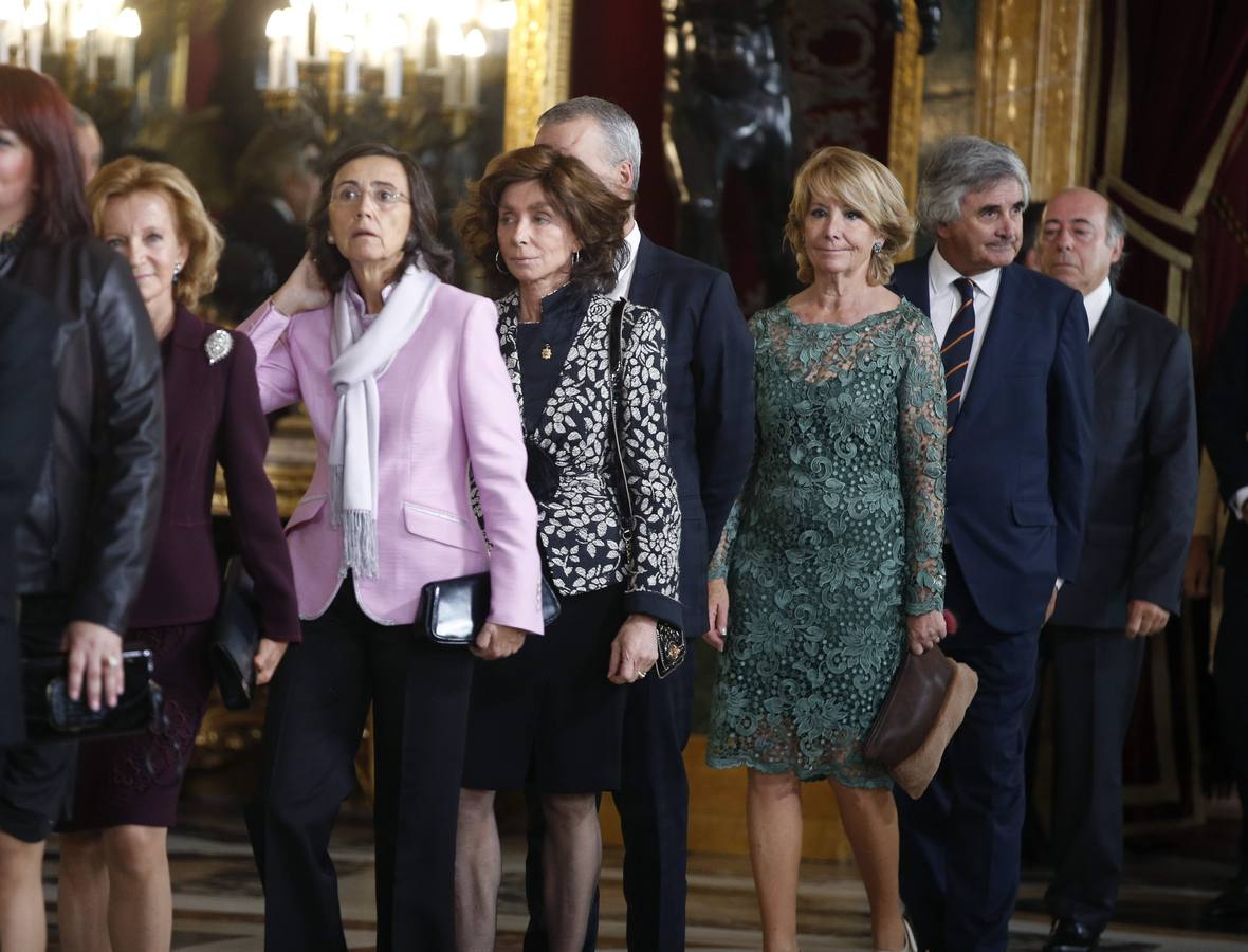 De izq a dcha, la exministra de Economía, Elena Salgado; la consejera andaluza de Cultura, Rosa Aguilar; Paloma Segrelles, y la presidenta del PP de Madrid, Esperanza Aguirre, durante la recepción.