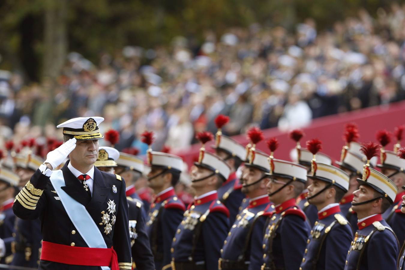 Felipe VI pasa revista a las tropas.