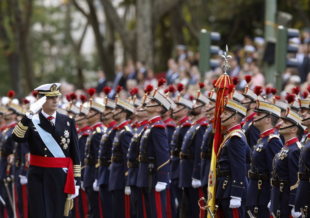 Felipe VI pasa revista a las tropas.