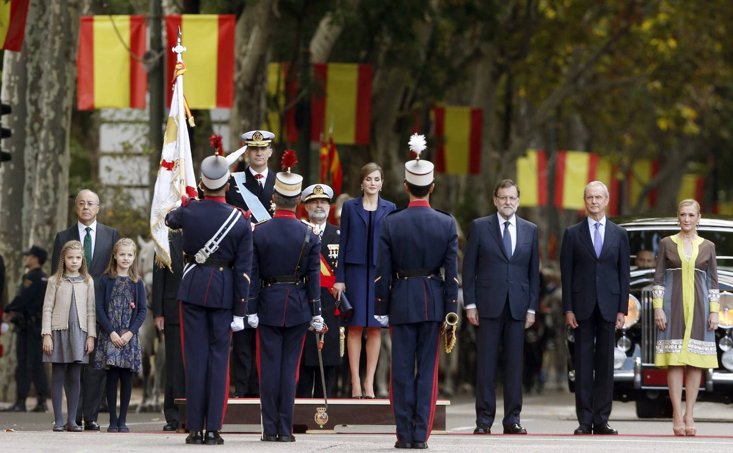 El Rey saluda al inicio del desfile militar, acompañado por doña Letizia, las infantas, así como el presidente Rajoy y el ministro Morenés.