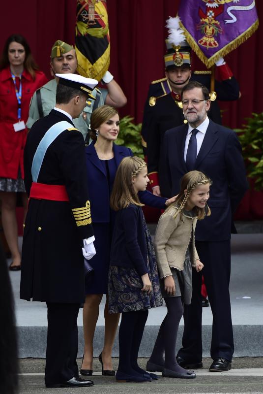 La espontaneidad de la Princesa Leonor y la Infanta Sofía en el desfile de la Fiesta Nacional