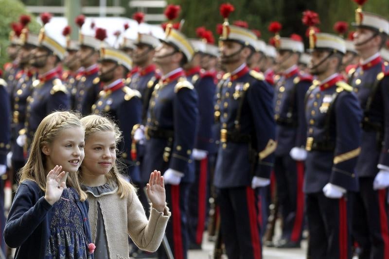 La espontaneidad de la Princesa Leonor y la Infanta Sofía en el desfile de la Fiesta Nacional