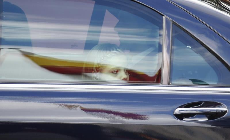 La espontaneidad de la Princesa Leonor y la Infanta Sofía en el desfile de la Fiesta Nacional