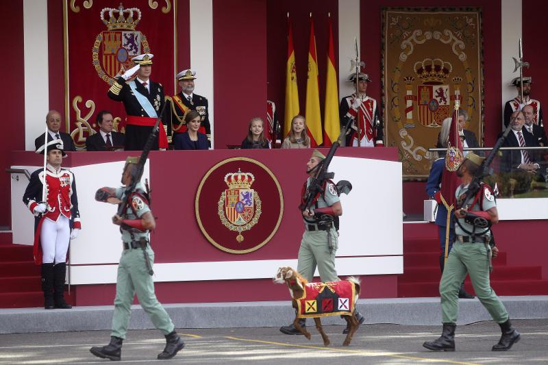 La espontaneidad de la Princesa Leonor y la Infanta Sofía en el desfile de la Fiesta Nacional