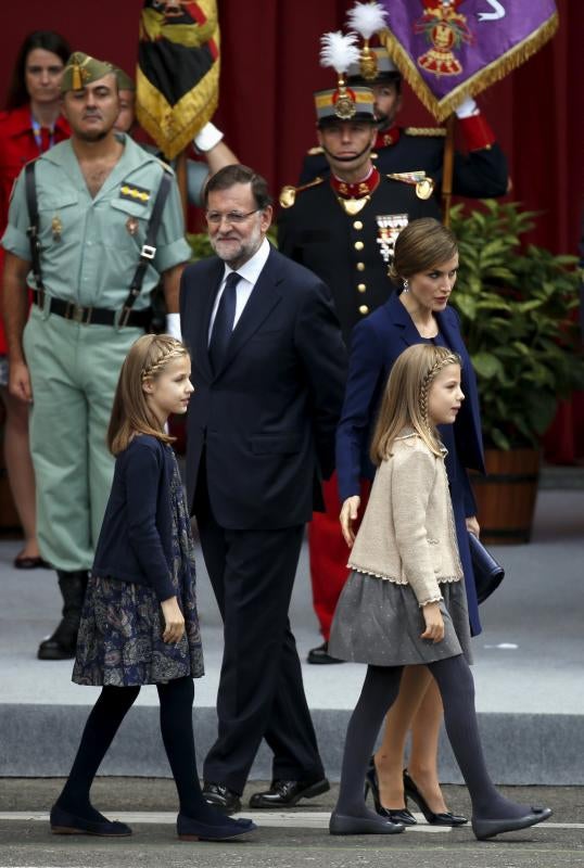 La espontaneidad de la Princesa Leonor y la Infanta Sofía en el desfile de la Fiesta Nacional