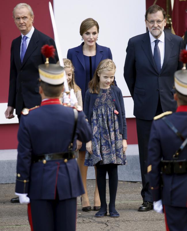 La espontaneidad de la Princesa Leonor y la Infanta Sofía en el desfile de la Fiesta Nacional