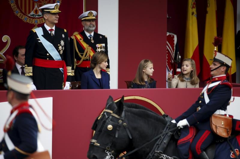 La espontaneidad de la Princesa Leonor y la Infanta Sofía en el desfile de la Fiesta Nacional