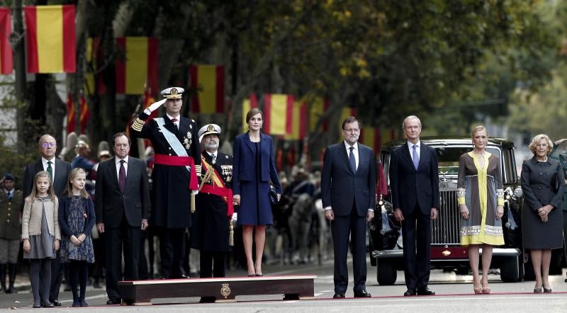 La espontaneidad de la Princesa Leonor y la Infanta Sofía en el desfile de la Fiesta Nacional