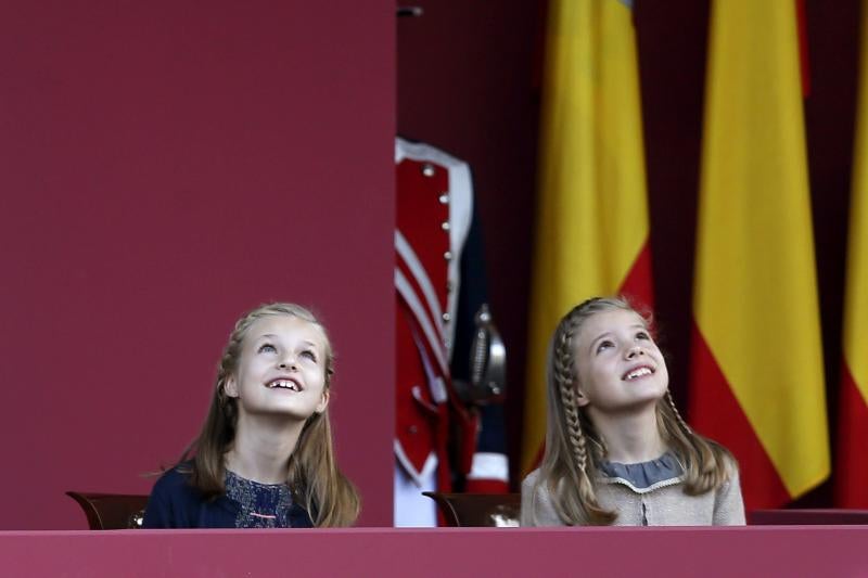 La espontaneidad de la Princesa Leonor y la Infanta Sofía en el desfile de la Fiesta Nacional