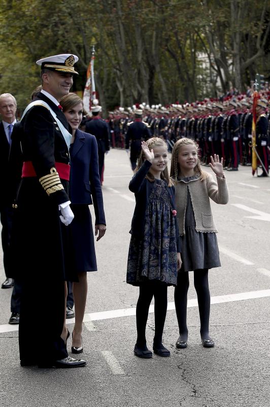 La espontaneidad de la Princesa Leonor y la Infanta Sofía en el desfile de la Fiesta Nacional