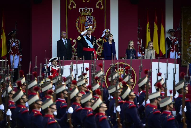 La espontaneidad de la Princesa Leonor y la Infanta Sofía en el desfile de la Fiesta Nacional