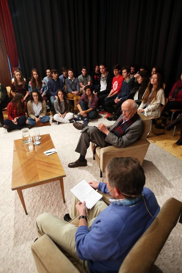 Premios Princesa de Asturias | Emilio Lledó mantiene un encuentro con estudiantes en Oviedo