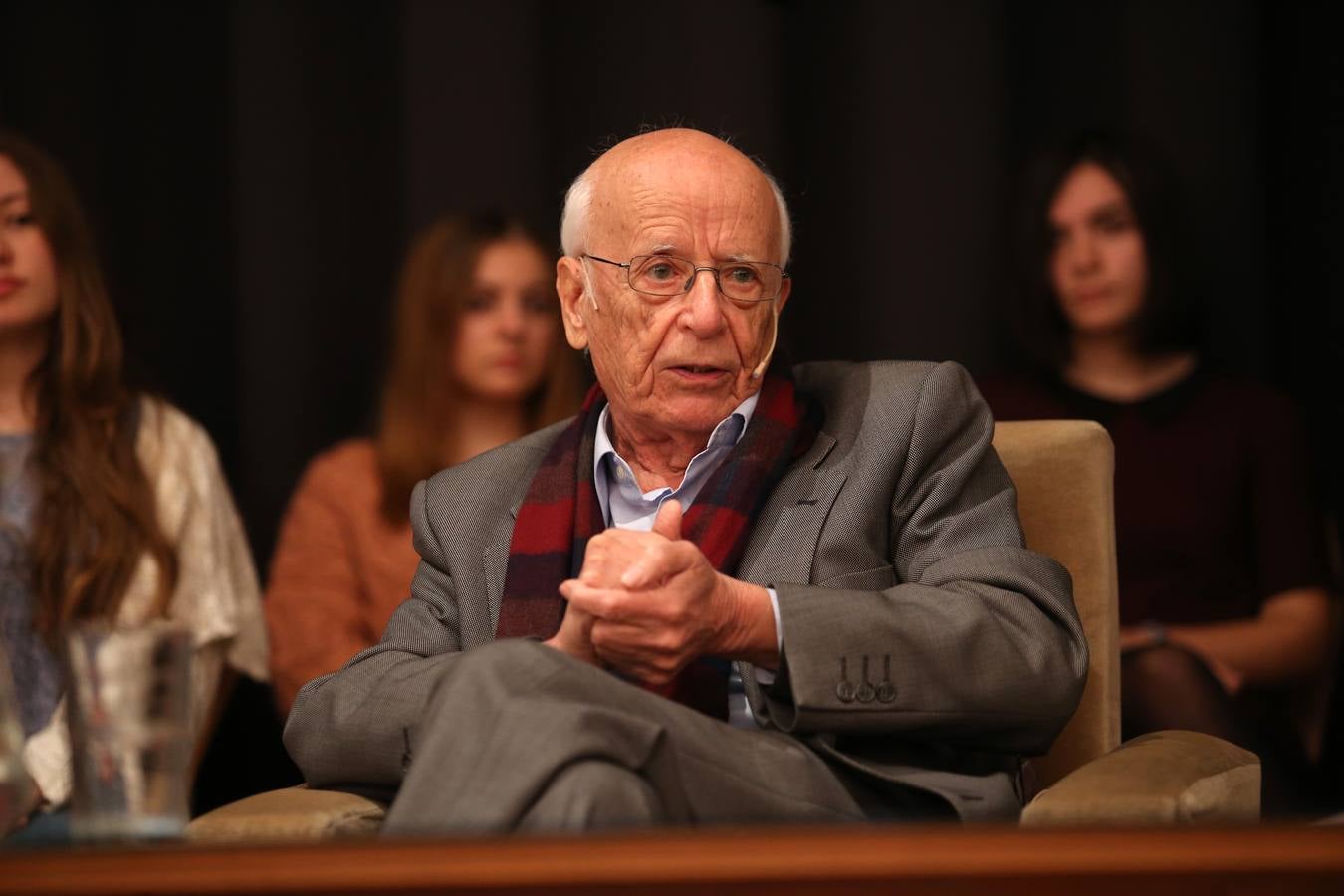 Premios Princesa de Asturias | Emilio Lledó mantiene un encuentro con estudiantes en Oviedo
