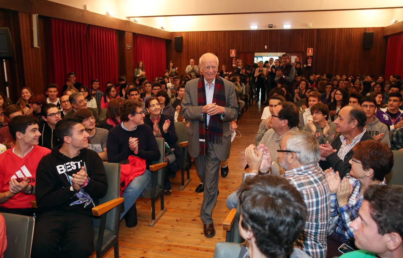 Premios Princesa de Asturias | Emilio Lledó mantiene un encuentro con estudiantes en Oviedo
