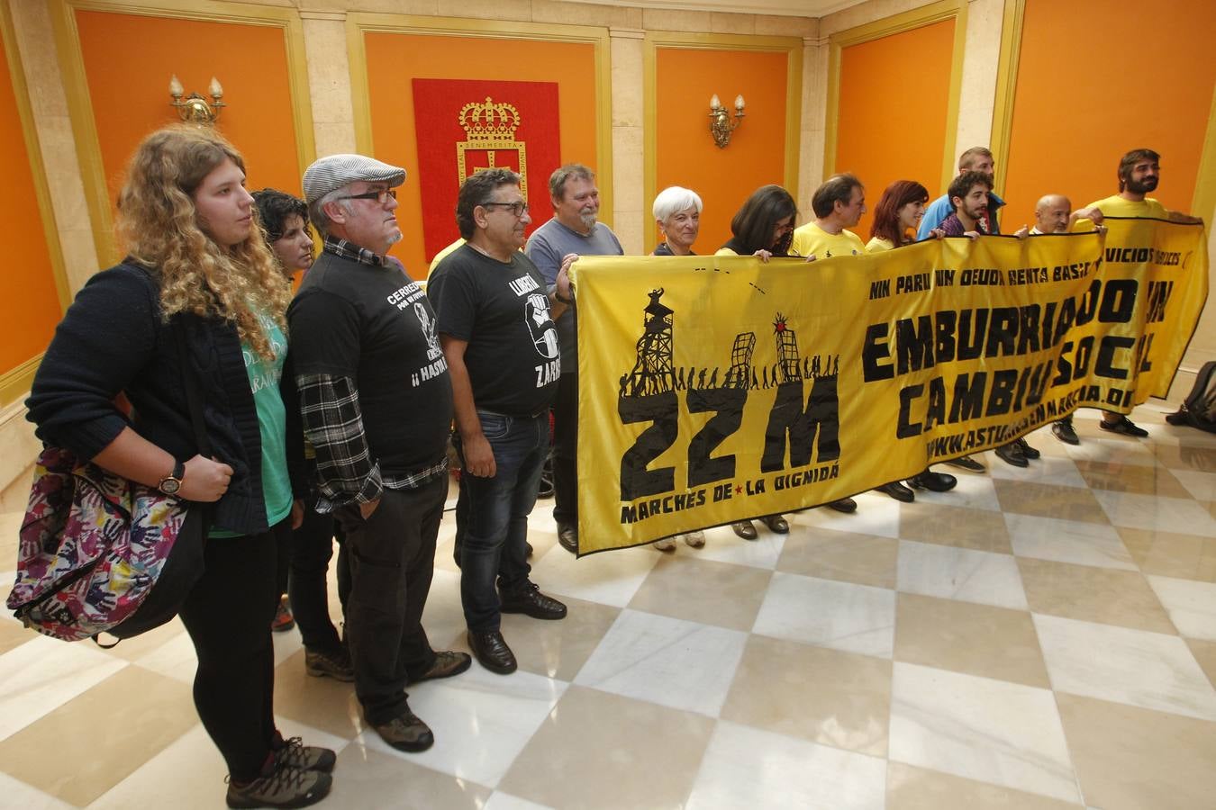 Integrantes de la Marcha por la Dignidad se encierran el Ayuntamiento de Oviedo