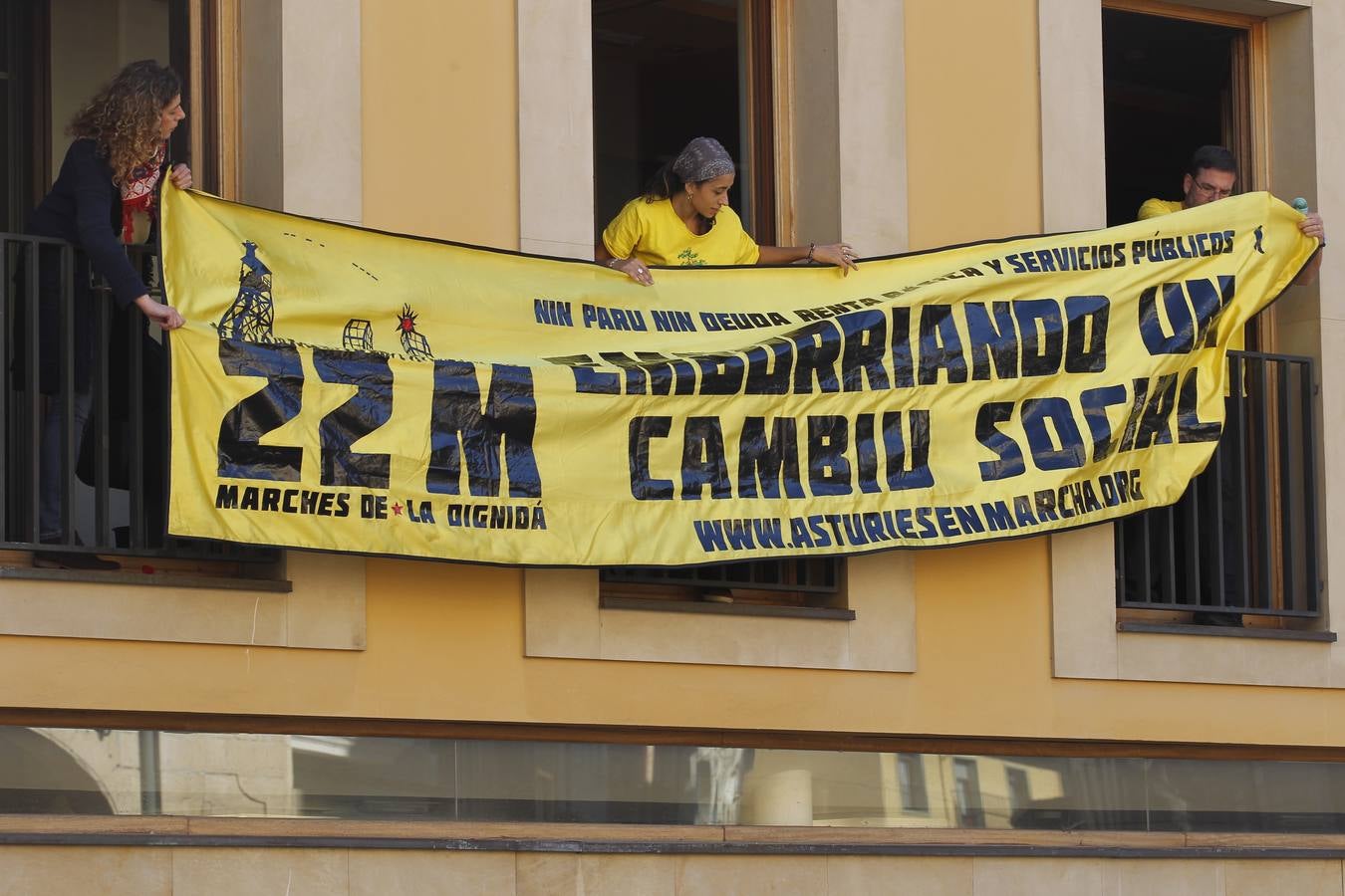 Integrantes de la Marcha por la Dignidad se encierran el Ayuntamiento de Oviedo