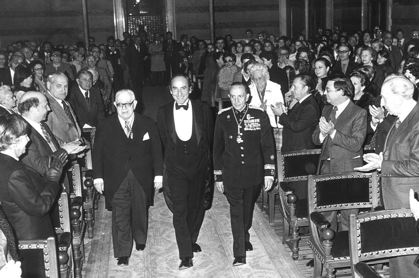 El poeta Carlos Bousoño leyendo su discurso de entrada en la Real Academia de la Lengua Española. 1980.