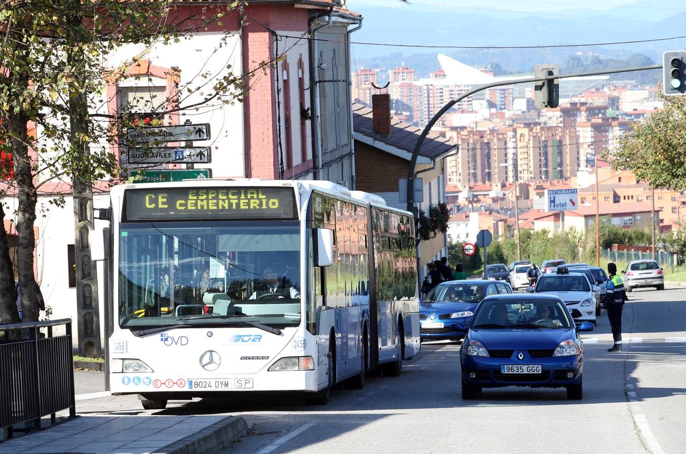 Concurrida jornada de Difuntos en los cementerios de Oviedo