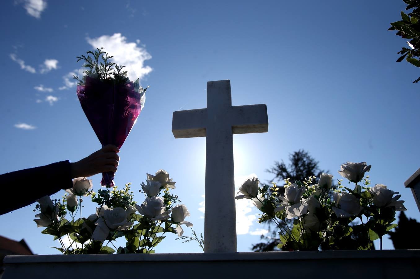 Concurrida jornada de Difuntos en los cementerios de Oviedo