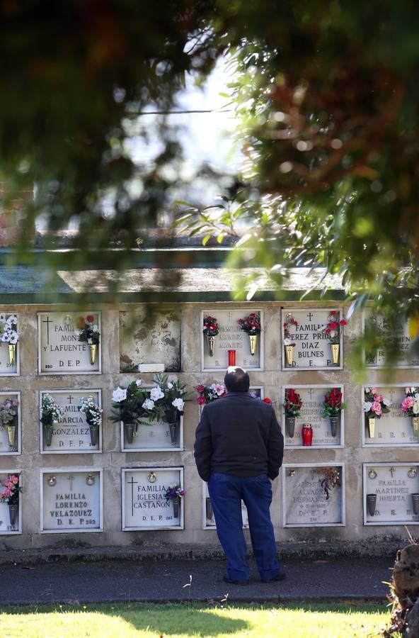 Concurrida jornada de Difuntos en los cementerios de Oviedo