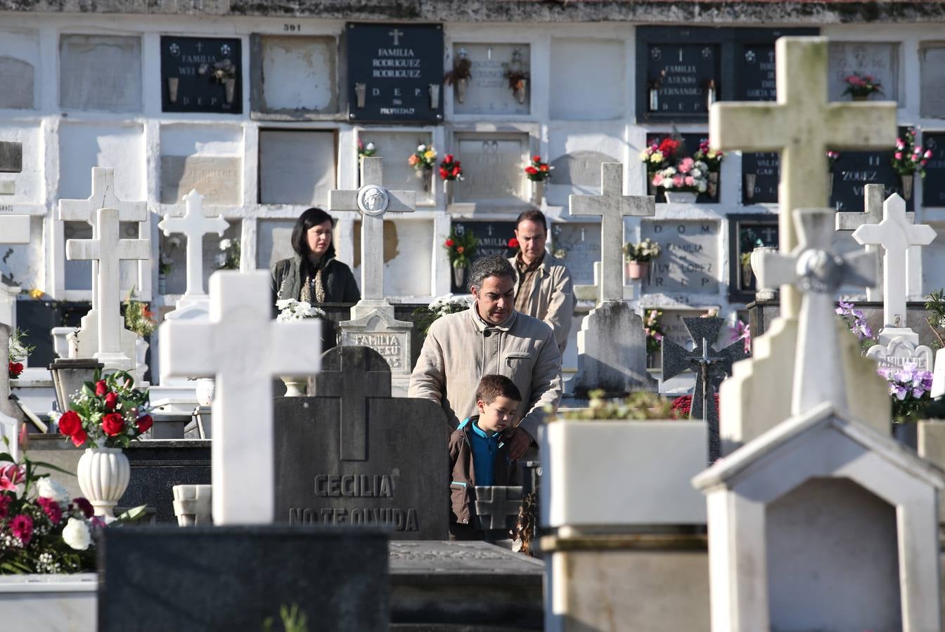 Concurrida jornada de Difuntos en los cementerios de Oviedo