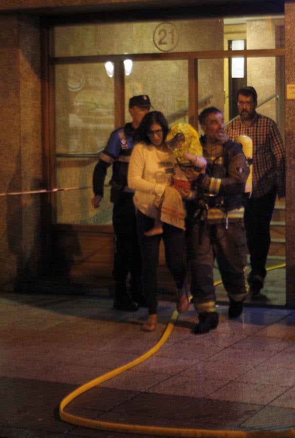 Incendio en la calle Comandante Vallespín de Oviedo