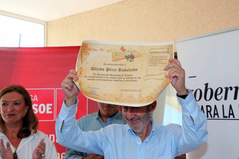 El PSOE homenajea a su exsecretario general, Alfredo Pérez Rubalcaba, en Llanes