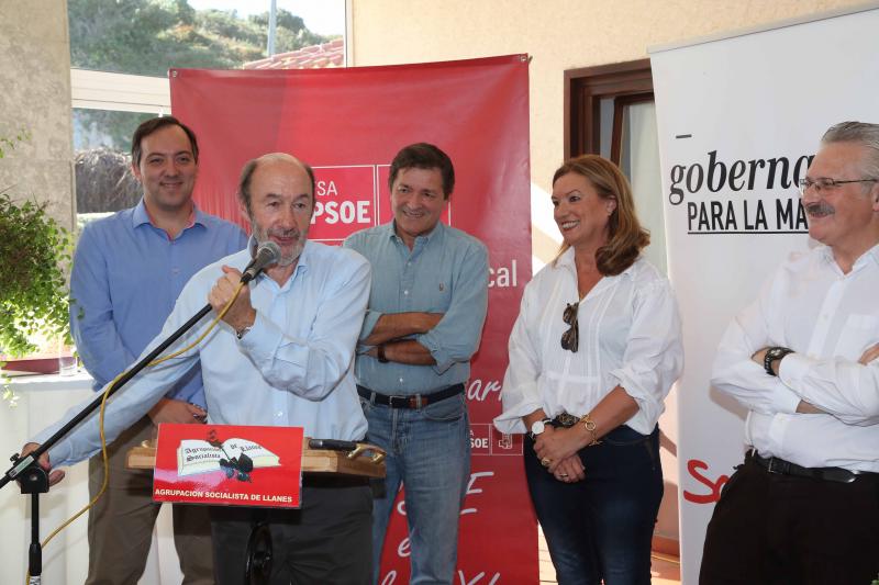 El PSOE homenajea a su exsecretario general, Alfredo Pérez Rubalcaba, en Llanes