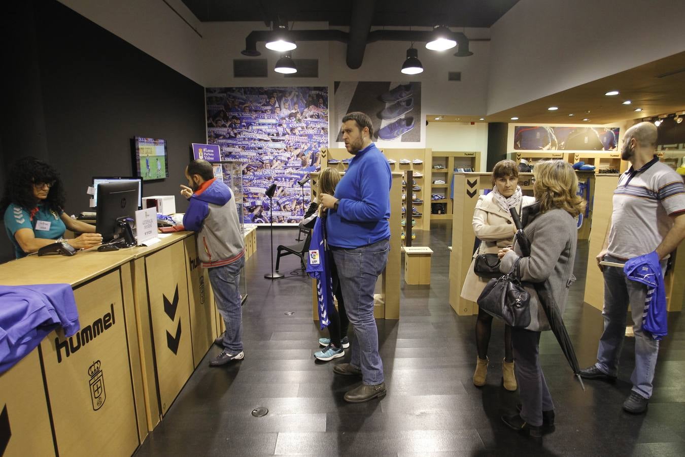 Colas para adquirir la nueva camiseta del Real Oviedo