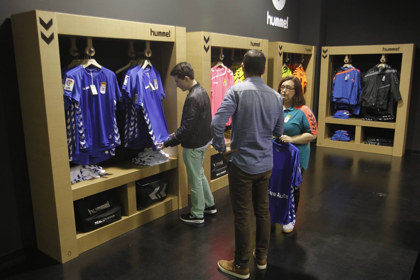 Colas para adquirir la nueva camiseta del Real Oviedo