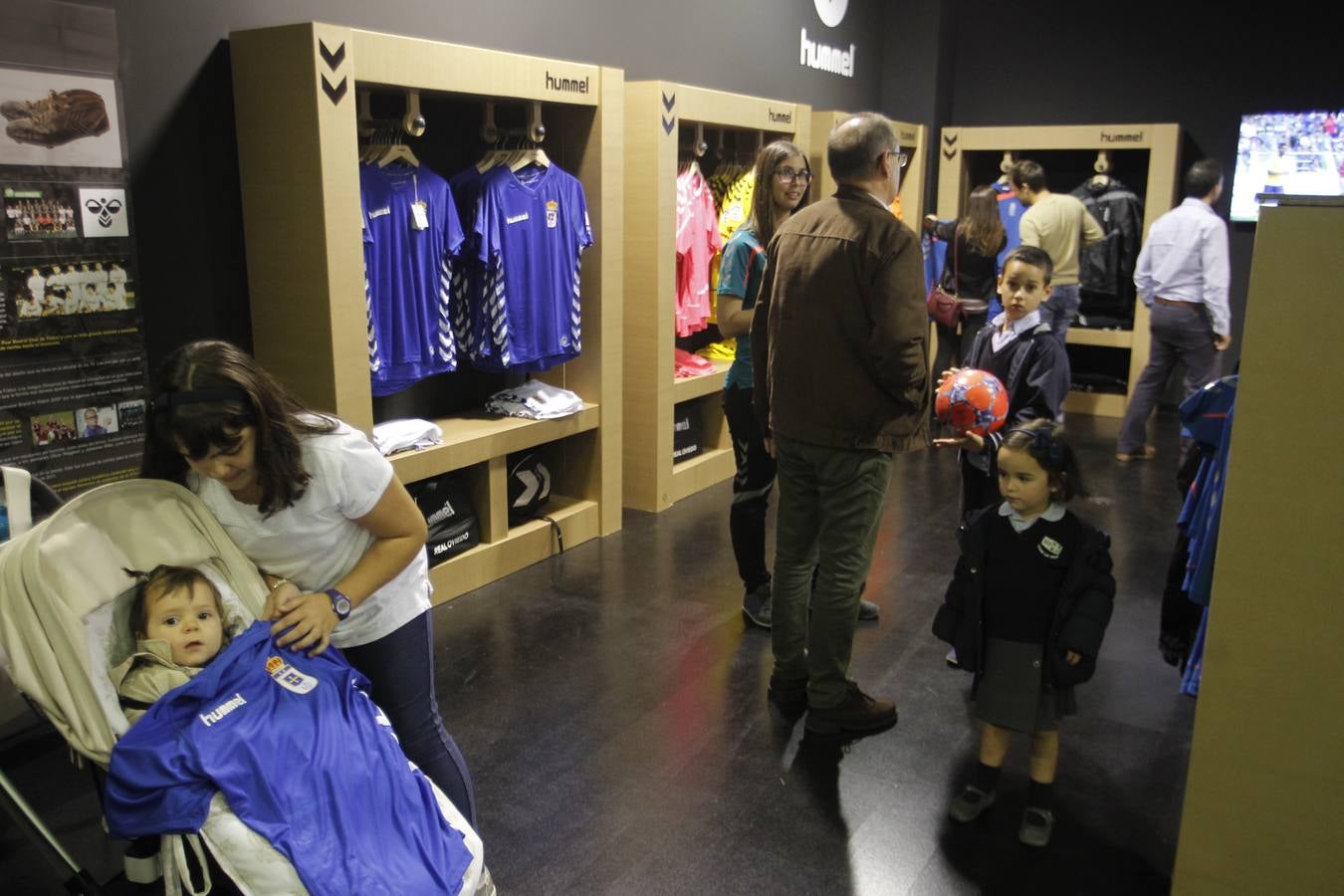 Colas para adquirir la nueva camiseta del Real Oviedo