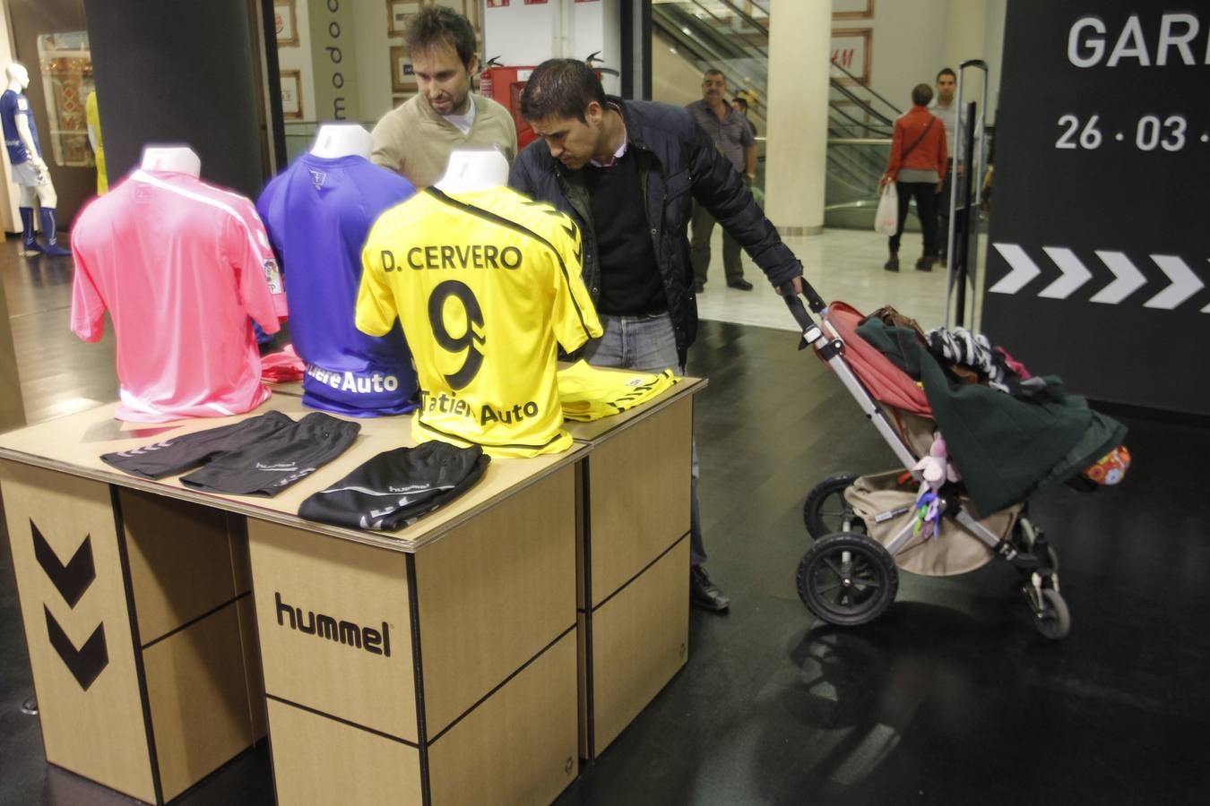 Colas para adquirir la nueva camiseta del Real Oviedo