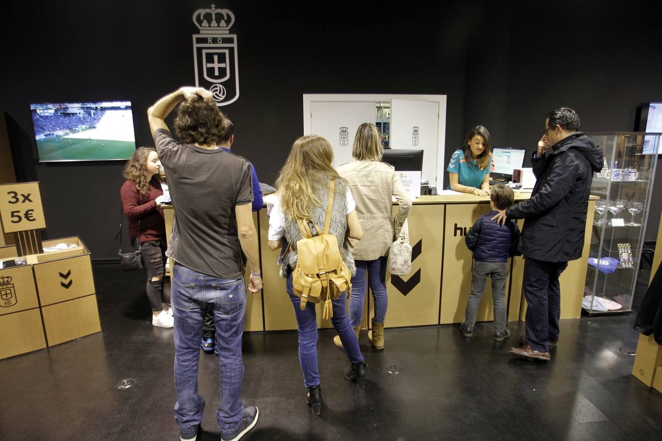 Colas para adquirir la nueva camiseta del Real Oviedo