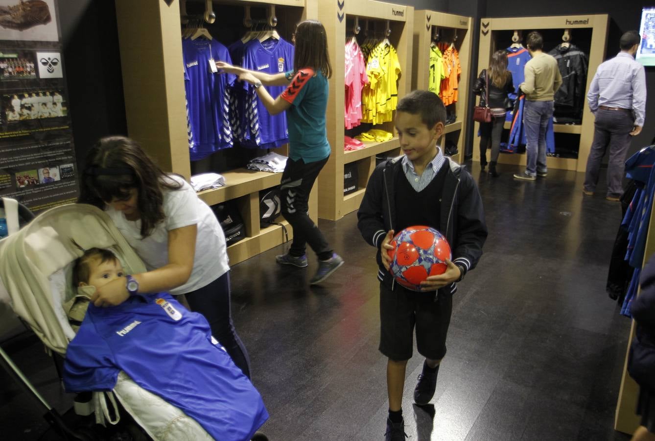 Colas para adquirir la nueva camiseta del Real Oviedo