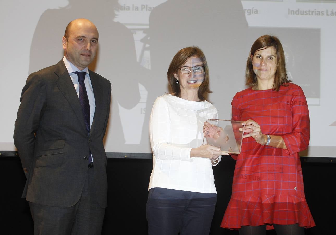 Yone Aldasoro y Lorena Fanjul, EDP energía ganadora Mejor Web Empresarial de Asturias 2015 junto a Diego Oliveira, Responsable de Marketing de EL COMERCIO