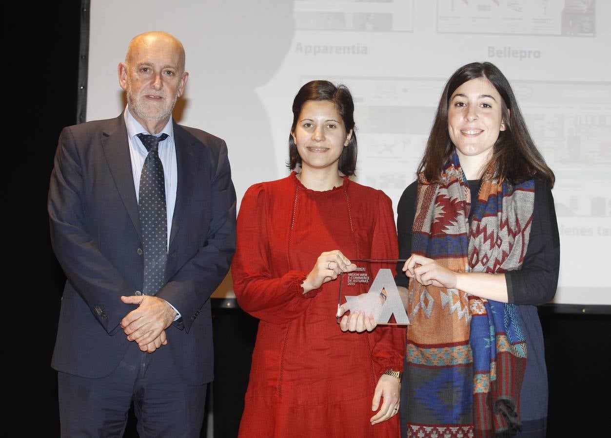 Beatriz Bolado y María Cavia, Apparentia ganadora Mejor Web E-Commerce de Asturias 2015 junto a Pablo Priesca, Director General de la Fundación CTIC y miembro del jurado