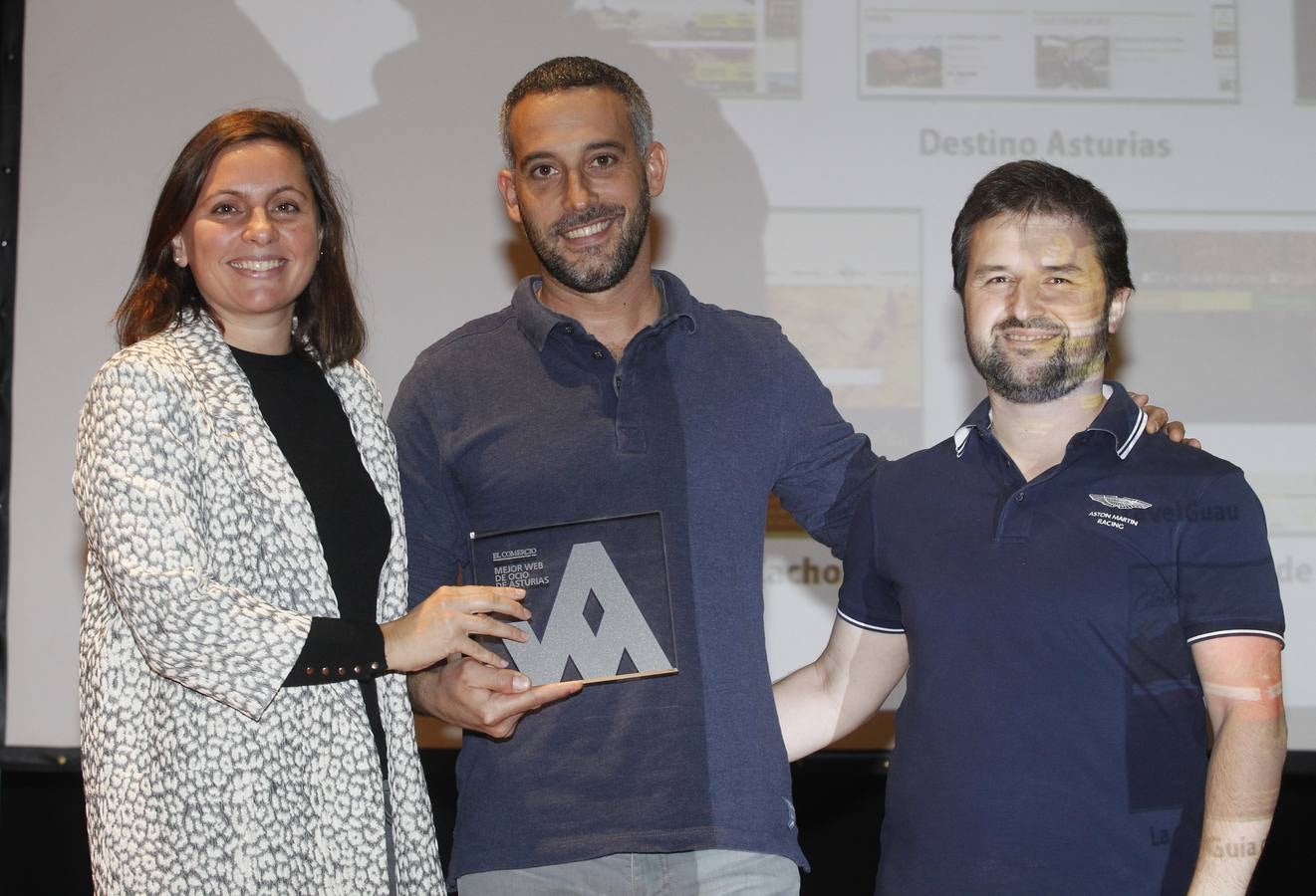 Fernando Fernández y Francisco Garrido, TravelGuau ganadora Premio Mejor Web de Ocio de Asturias 2015 junto a Cristina Fanjul, Directora CEEI Asturias y Miembro del jurado