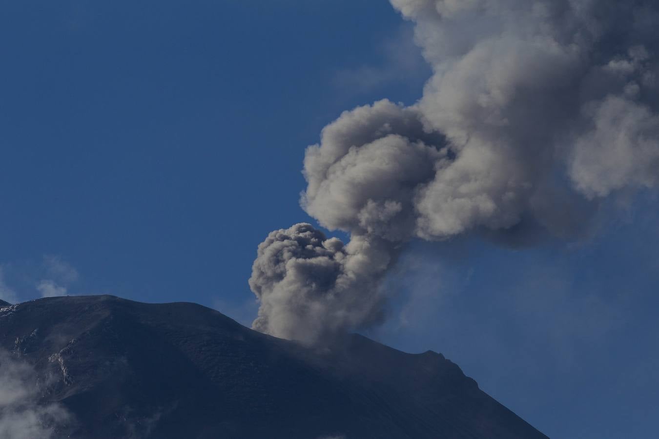 El volcán Tungurahua, en Ecuador, amenaza con ceniza