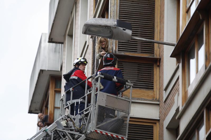 Retirada de cascotes en Gijón, el sábado.