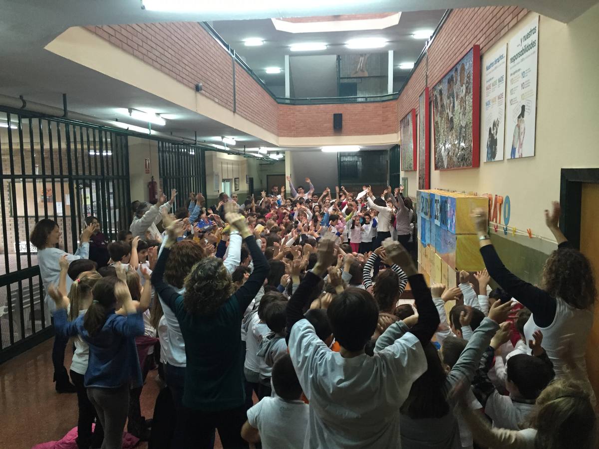 El colegio Manuel Álvarez de Iglesias, de Salinas, ha dedicado la mitad de la jornada escolar a concienciar sobre el problema. 