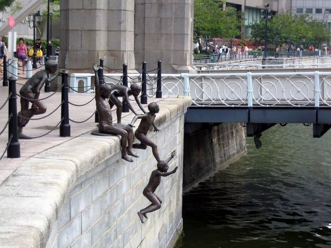 ”Primera generación“, representa la vida en torno al río Singapur en el Puente Cavenagh