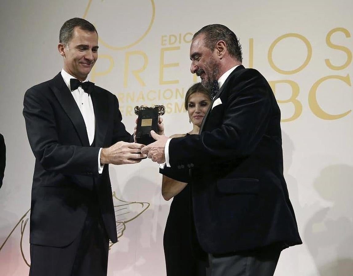 El Rey Felipe VI tras entregar al periodista Carlos Herrera (d), el galardón Mariano de Cavia.