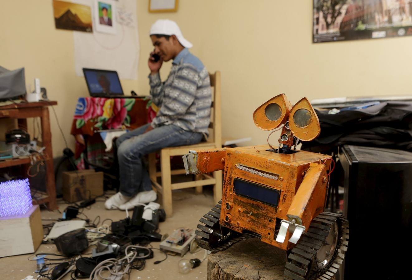 Esteban Quispe, el joven boliviano que quiere revolucionar la agricultura con un robot hecho de piezas recicladas