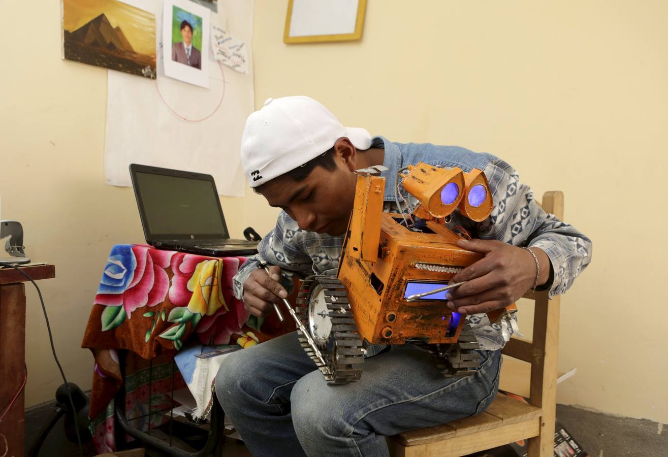 Esteban Quispe, el joven boliviano que quiere revolucionar la agricultura con un robot hecho de piezas recicladas