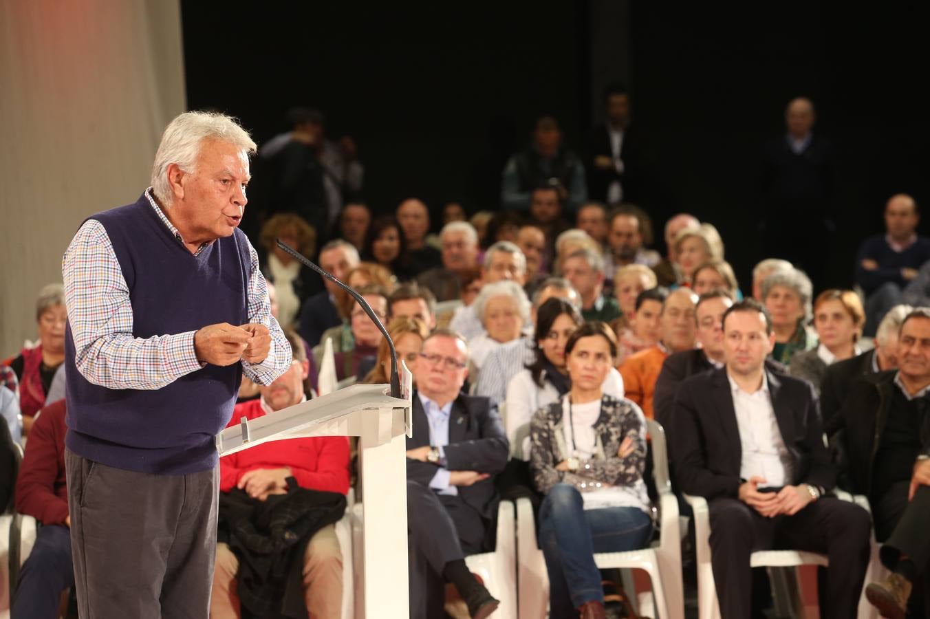 Felipe González carga contra Podemos en el mitin de Oviedo