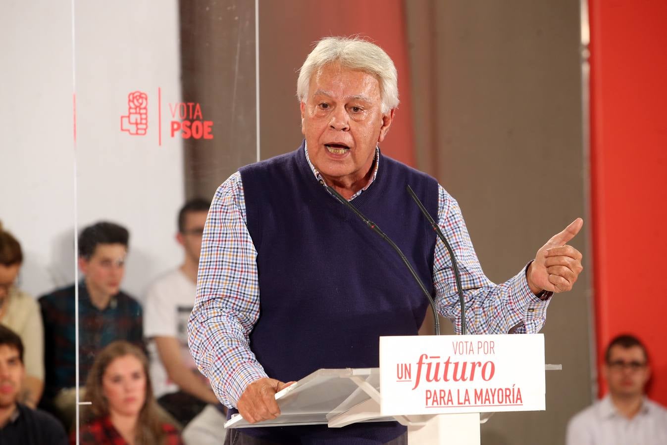 Felipe González carga contra Podemos en el mitin de Oviedo