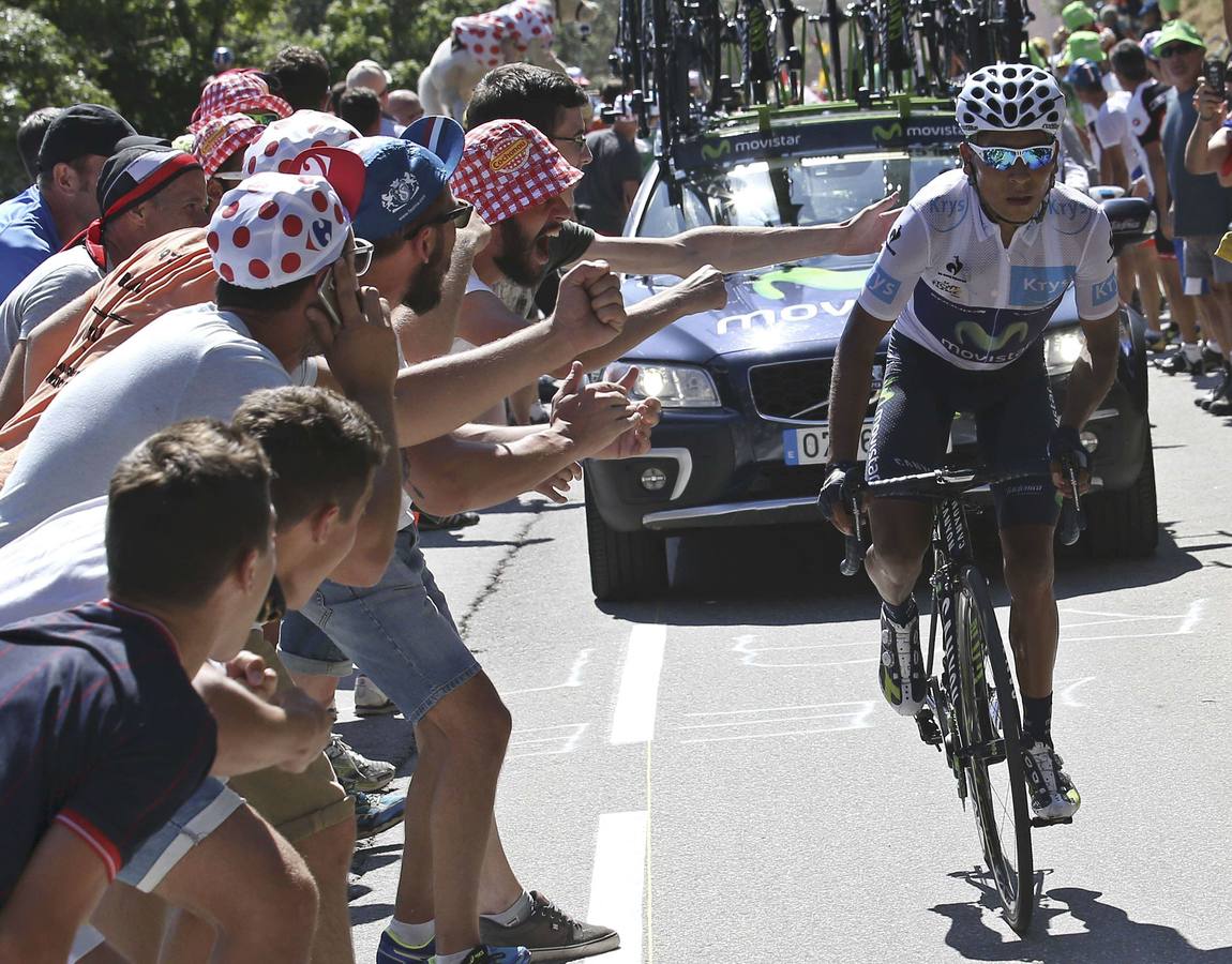 Quintana se confirma en el Tour y hace soñar a Colombia. Al prometedor escalador colombiano Nairo Quintana le faltaron un minuto y 12 segundos para coronarse como ganador del Tour de Francia en su segunda participación en la ronda gala. En su primera participación en la 'Grande Boucle', en 2013, subió también al segundo cajón del podio. Si en la edición del 2015 las míticas rampas del Alpe d´Huez se hubieran prolongado unos cuantos kilómetros o unas cuantas curvas más, quizá el final hubiera sido diferente. Pero el menudo escalador de Combita se confirmó como potencial ganador de la carrera más importante del mundo. Toda Colombia sueña con poder ver en un futuro cercano a Quintana vestido de amarillo en París.