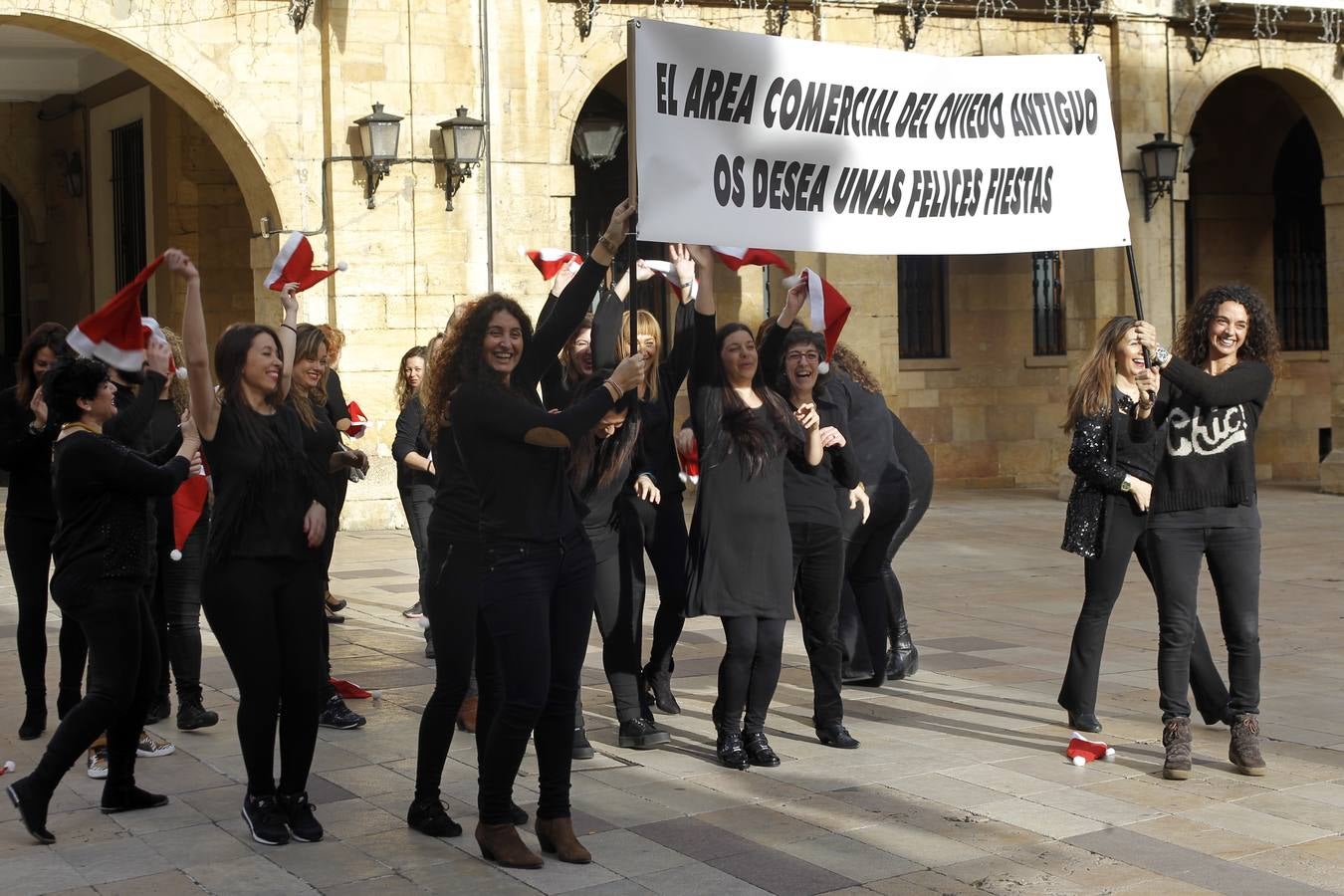 Los comerciantes del Oviedo Antiguo se echan un baile