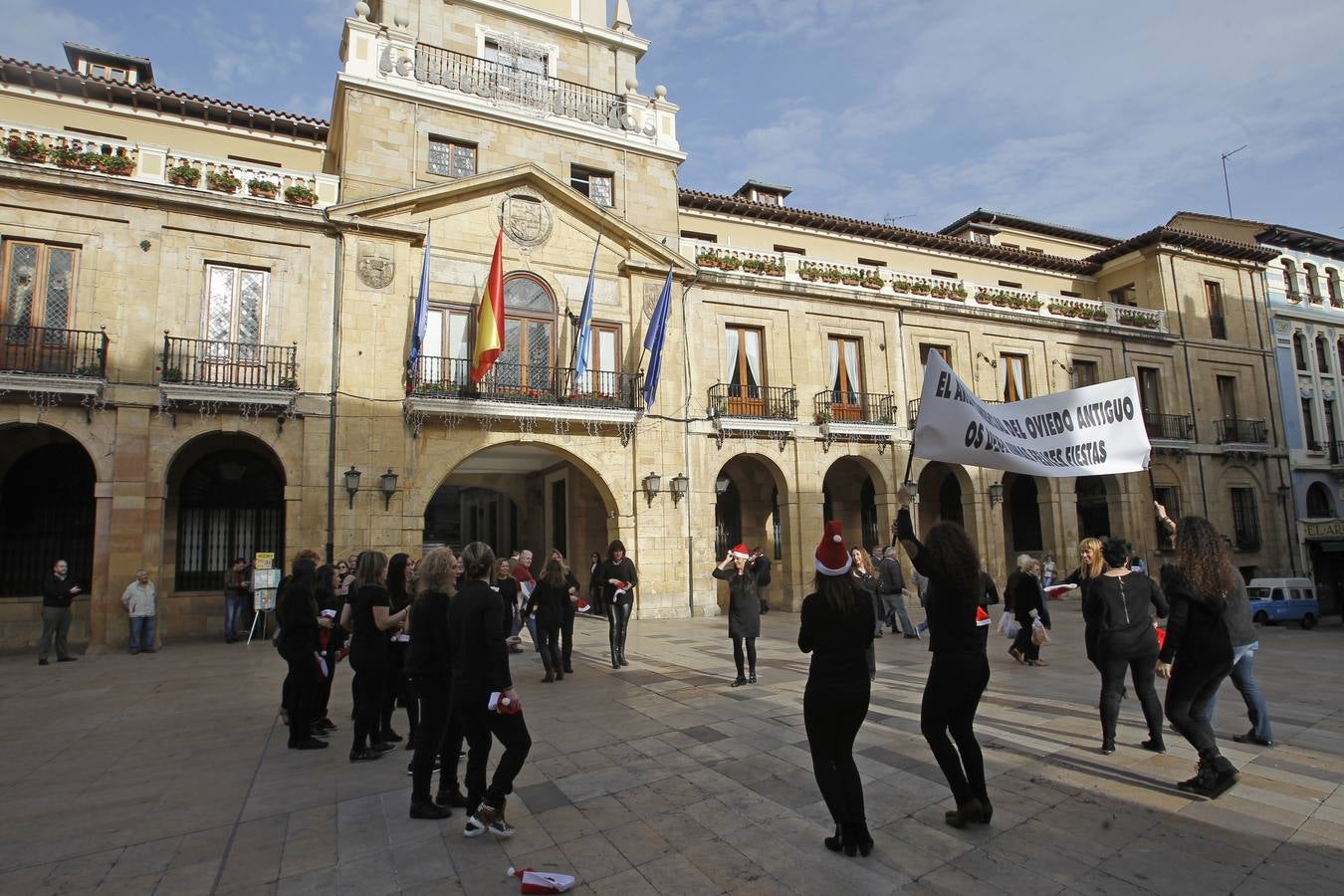 Los comerciantes del Oviedo Antiguo se echan un baile
